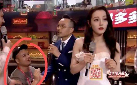 男觀眾沖上舞臺向迪麗熱巴求婚,汪涵反應速度優秀