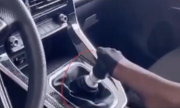 長城哈弗不雅直播,穿黑絲用腳撥動車輛擋把